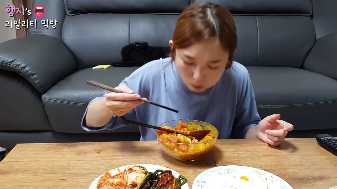 【Hamzy】韩国小姐姐真实吃播:)按不按照菜谱有什么重要的,青阳辣椒粉哗啦啦!!★辣咖喱吃播
